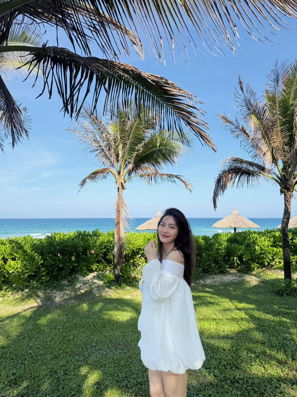 Trần Việt Hương và ông xã Vương Anh chính thức tổ chức đám cưới vào tháng 10/2024 tại Sơn La. Chồng của cô từng là gương mặt tiêu biểu của Học viện Cảnh sát nhân dân, sở hữu ngoại hình điển trai và chiều cao ấn tượng không kém vợ.