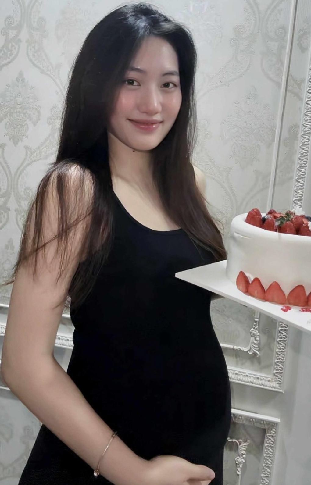 Loạt ảnh mang bầu được Việt Hương chia sẻ khiến người hâm mộ bất ngờ. Dù đang trong thai kỳ, 'ngọc nữ' bóng chuyền Việt Nam vẫn giữ được nhan sắc rạng rỡ, thậm chí nhiều khán giả nhận xét cô ngày càng mặn mà và đằm thắm hơn.