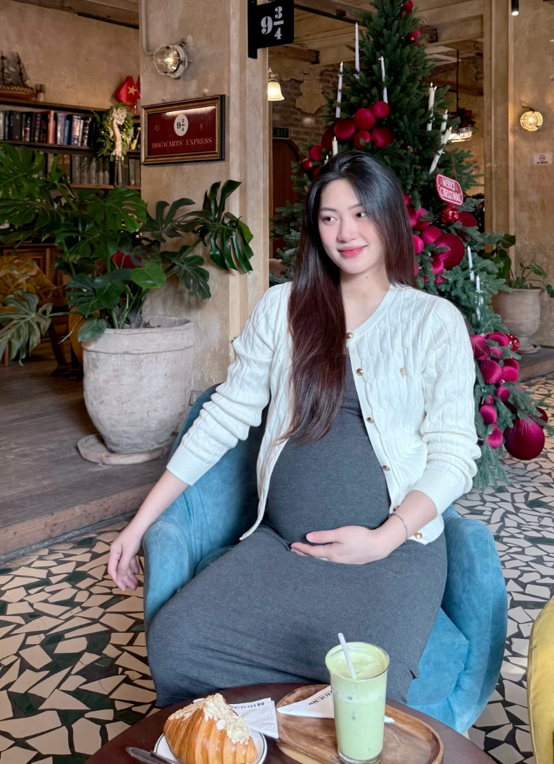 Việt Hương vẫn rất xinh đẹp dù mang bầu.