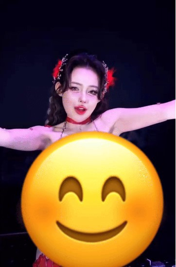 Dưới phần bình luận, Ngân 98 còn phản bác lại một cư dân mạng khi bị cho rằng ăn mặc phản cảm.