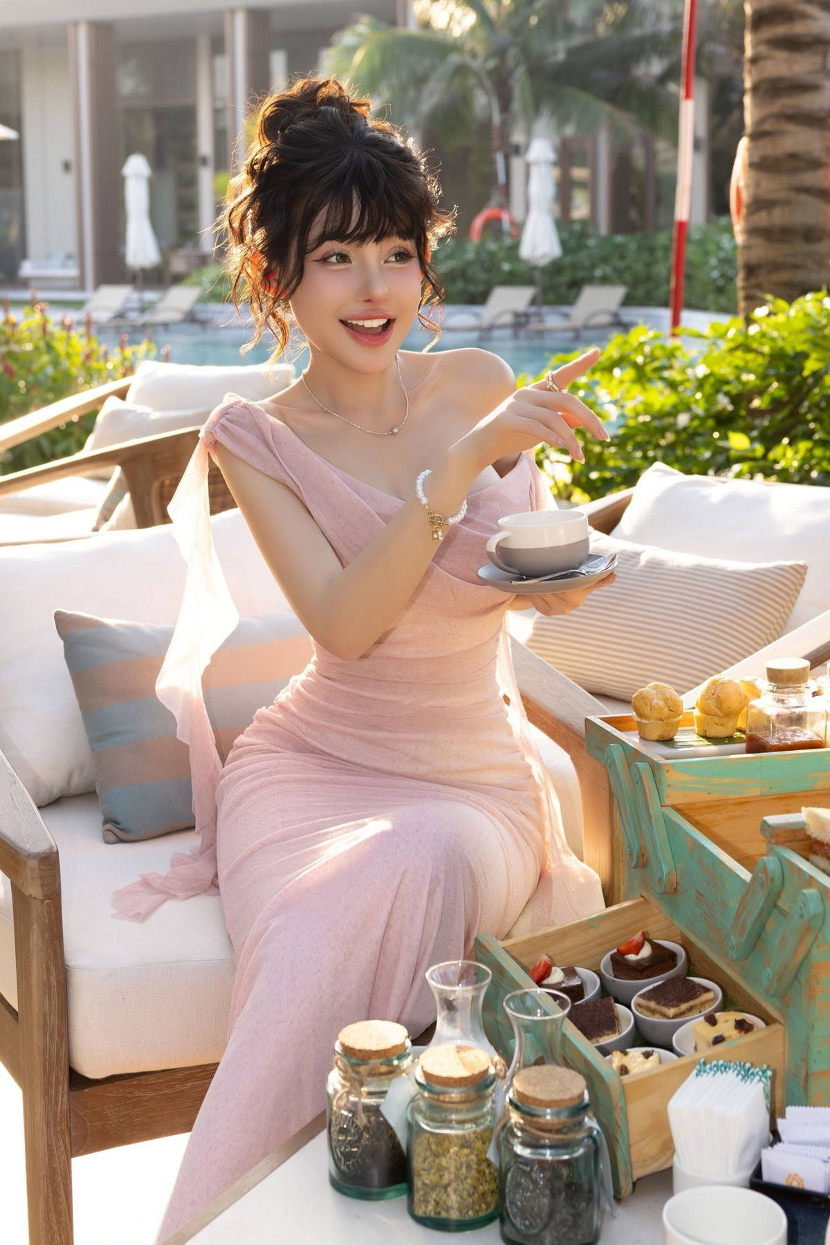 Bà xã Lương Bằng Quang lên tiếng cho biết bản thân đã ăn mặc đúng với hoàn cảnh: "Đúng nơi đúng chỗ thì đâu có gọi là quá lố".