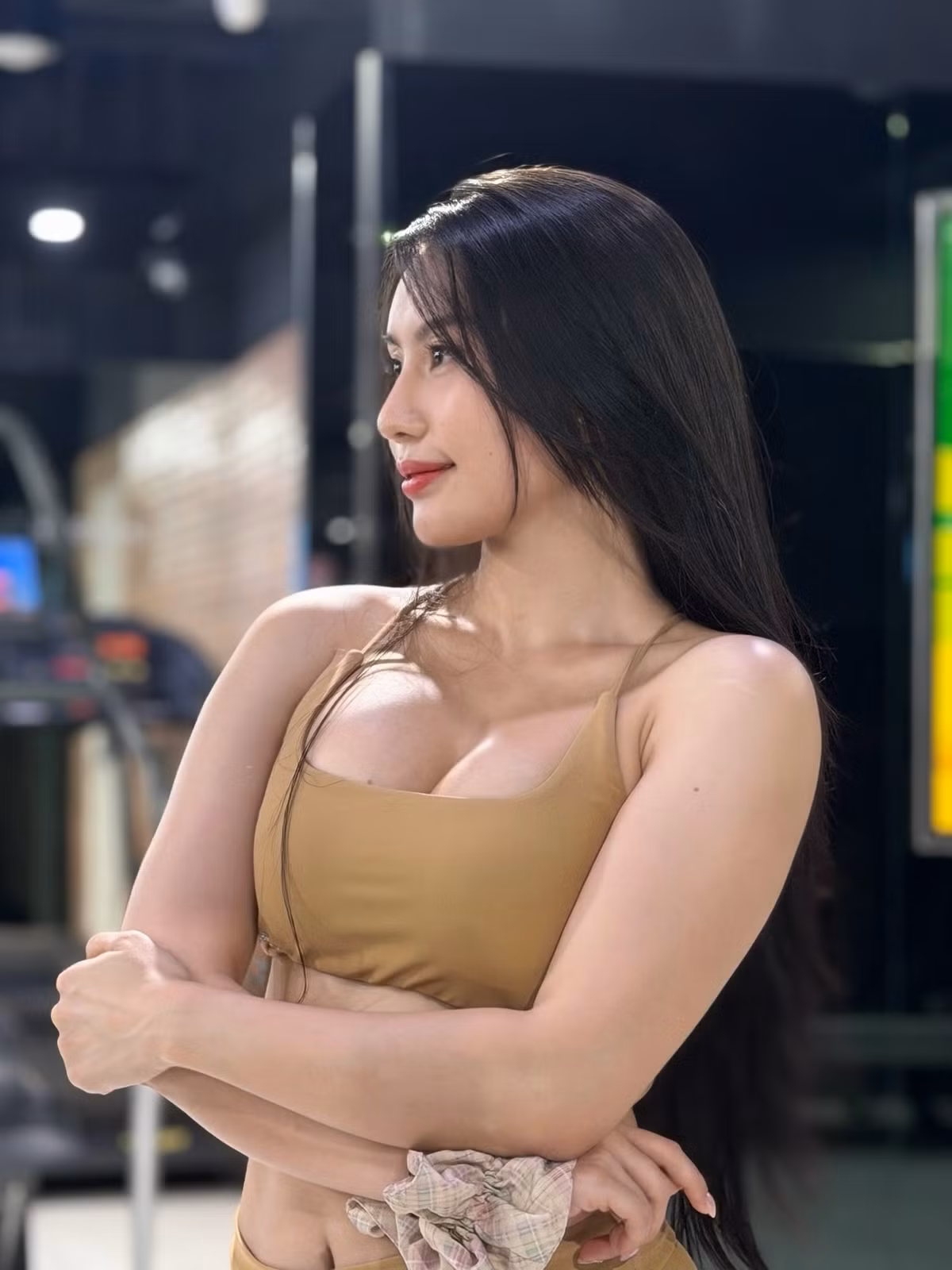 Dù chỉ là khoảnh khắc đứng tạo dáng đơn giản, bức ảnh vẫn tạo nên sức hút mạnh mẽ. Nhiều người cho rằng chính phong thái khí chất, sự chỉn chu trong việc luyện tập và vẻ đẹp tự nhiên đã giúp cô nàng luôn trở thành tâm điểm mỗi khi xuất hiện trên mạng xã hội.