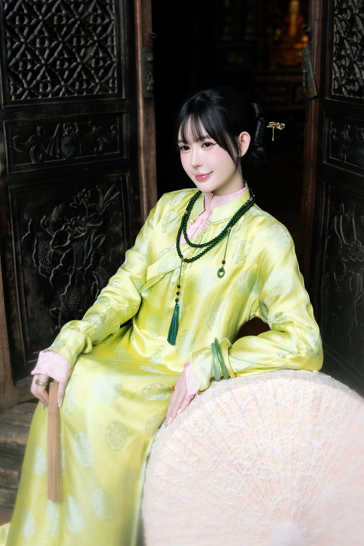 Bên cạnh trang phục, cách lựa chọn phụ kiện của Vân Tiny cũng được đánh giá cao.