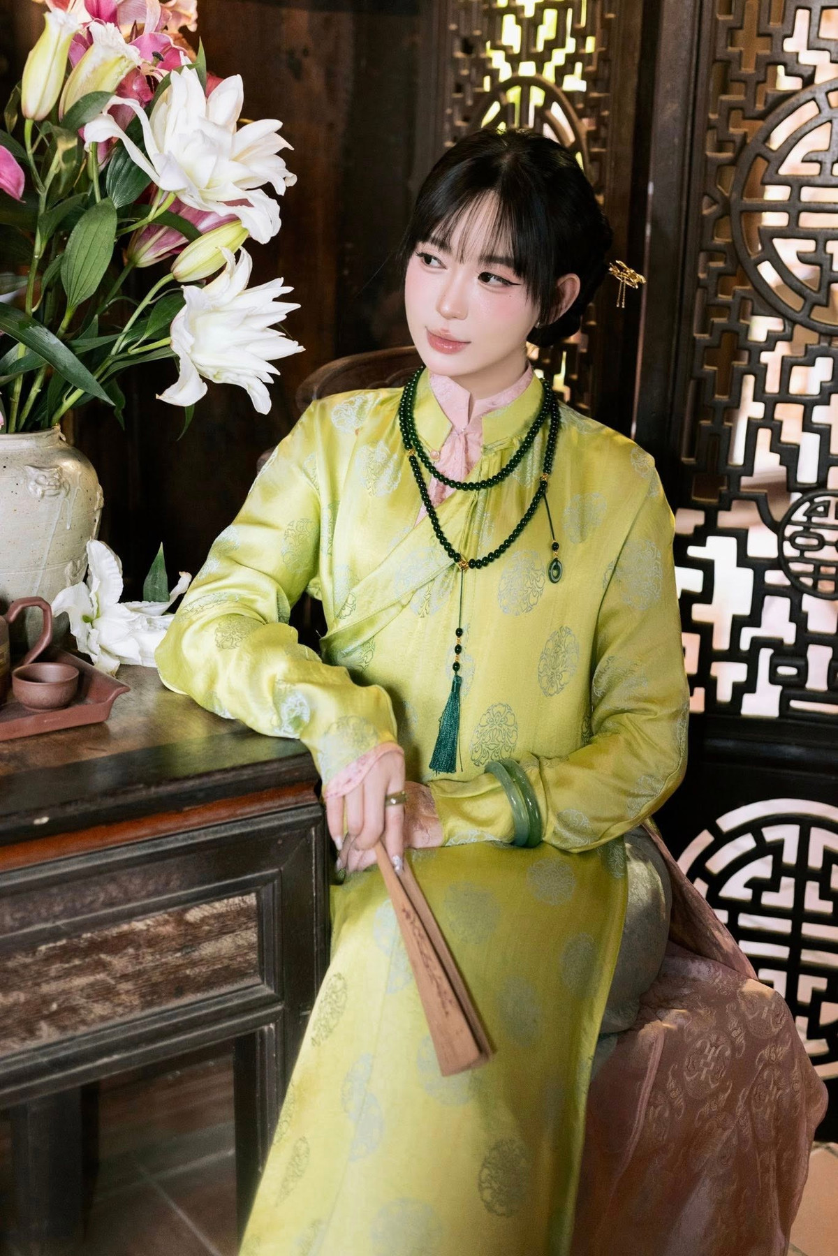 Trên mạng xã hội, loạt ảnh nhanh chóng nhận về nhiều lời khen. Không ít người nhận xét rằng Vân Tiny sở hữu vẻ đẹp rất “hợp” với áo dài, mang nét đài các, nền nã đúng chất phụ nữ Á Đông. Bên cạnh đó, danh xưng con dâu “ông trùm điện tử Sài Gòn” cũng khiến công chúng thêm tò mò, song điều được nhắc đến nhiều nhất vẫn là gu thẩm mỹ tinh tế và cách cô lựa chọn hình ảnh kín đáo, sang trọng.