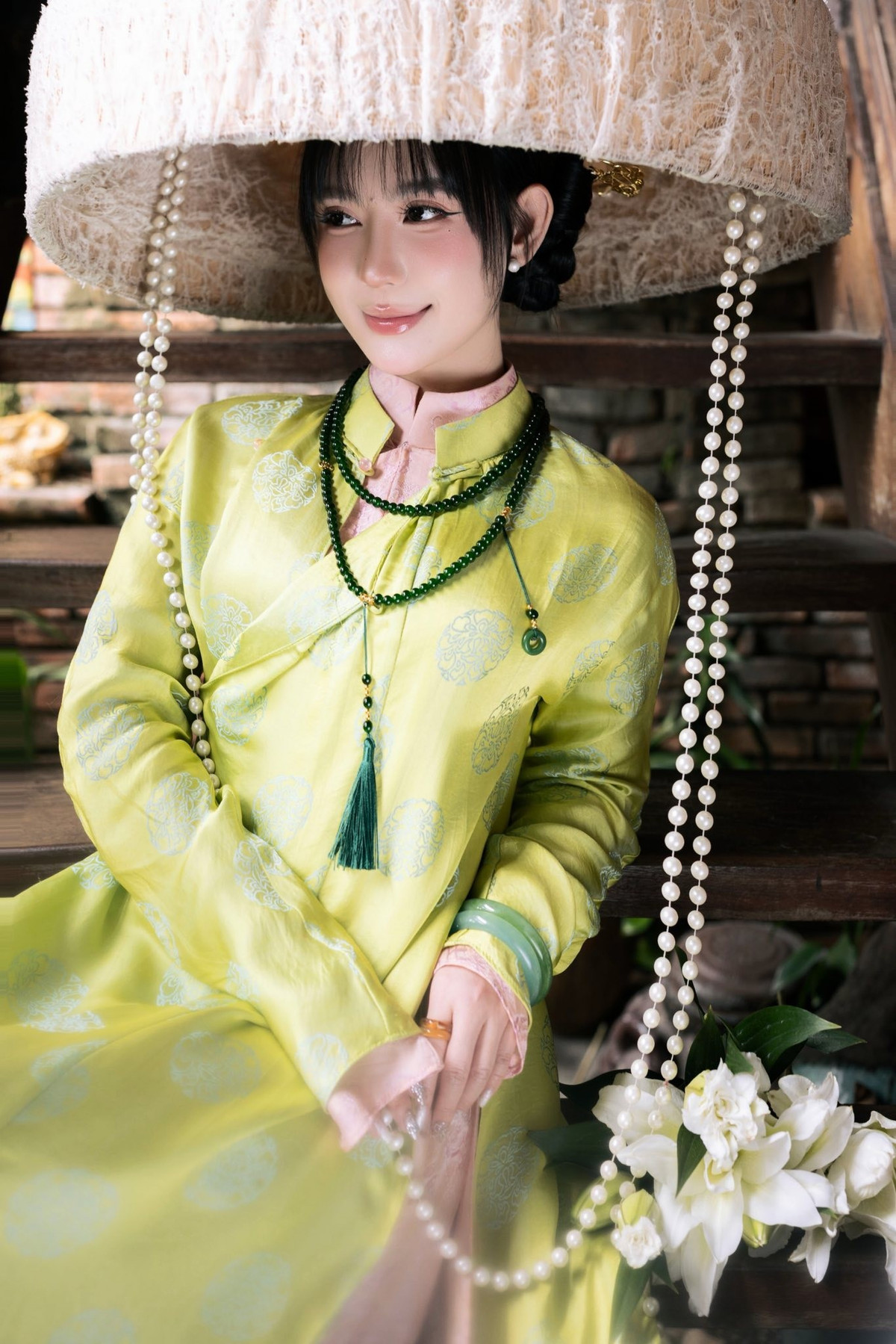 Nhan sắc của Vân Tiny trong loạt ảnh cũng là điểm khiến nhiều người ngưỡng mộ. Gương mặt thanh tú, làn da mịn màng cùng lối trang điểm nhẹ nhàng giúp cô toát lên vẻ đẹp dịu dàng, chuẩn mực. Mái tóc đen được búi gọn, để lộ phần mái mỏng trước trán, càng làm nổi bật đường nét gương mặt và ánh nhìn mềm mại.