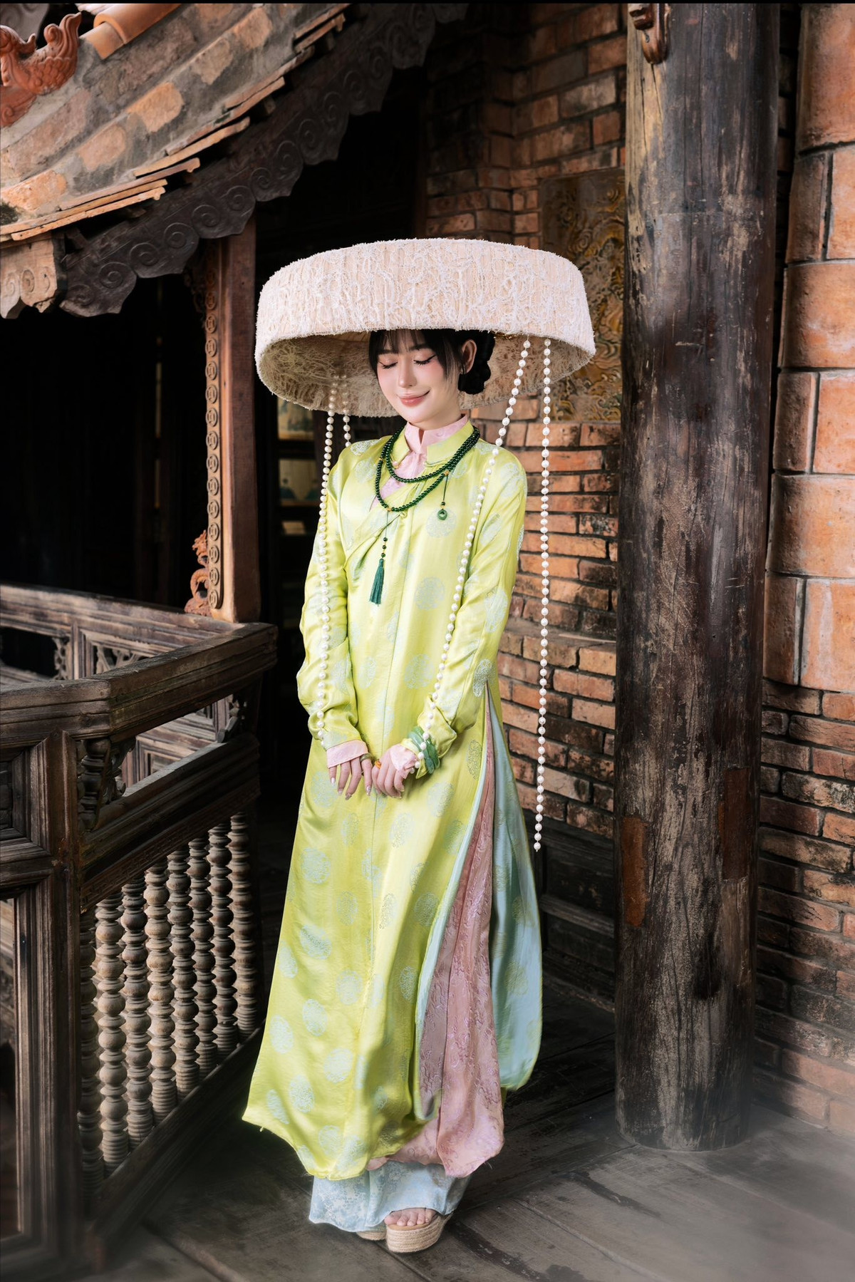 View - Con dâu “ông trùm điện tử Sài Gòn” diện áo dài tôn trọn khí chất nền nã | Báo Tri thức và Cuộc sống - TIN TỨC PHỔ BIẾN KIẾN THỨC 24H