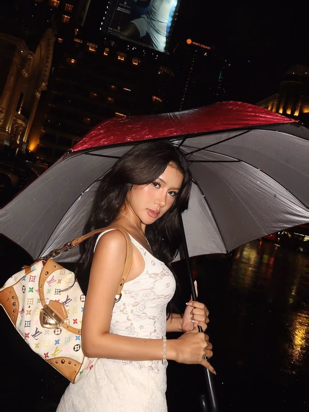 Một tài khoản bình luận: “Body đúng chuẩn đồng hồ cát, nhìn mà mê luôn!”. Người khác lại nhận xét: “Xuân Ca ngày càng quyến rũ, thần thái không thua kém người mẫu chuyên nghiệp”.