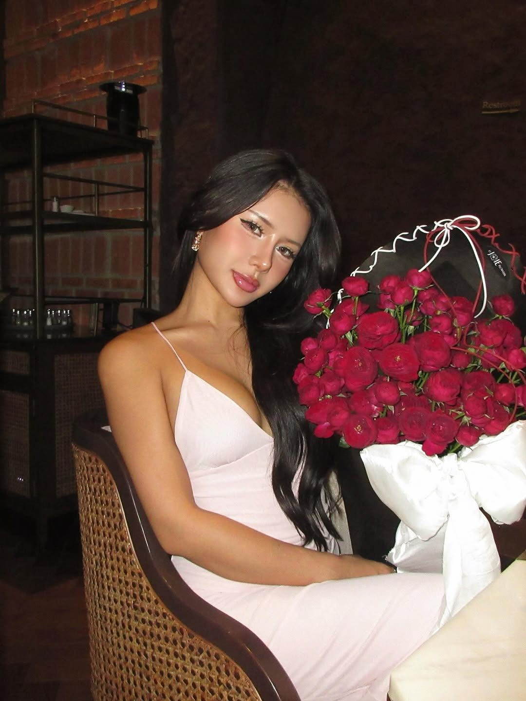 Ngay sau khi đăng tải, loạt ảnh nhanh chóng thu hút hàng chục nghìn lượt tương tác. Nhiều cư dân mạng dành lời khen cho vóc dáng cân đối và phong cách ngày càng thăng hạng của nữ TikToker.