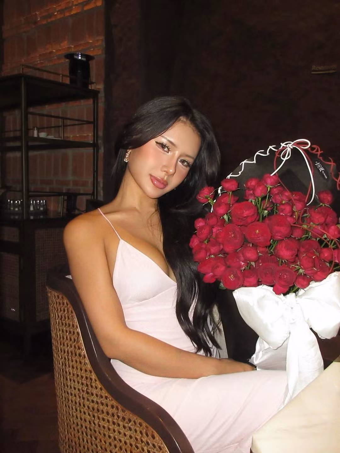 Ngay sau khi đăng tải, loạt ảnh nhanh chóng thu hút hàng chục nghìn lượt tương tác. Nhiều cư dân mạng dành lời khen cho vóc dáng cân đối và phong cách ngày càng thăng hạng của nữ TikToker.