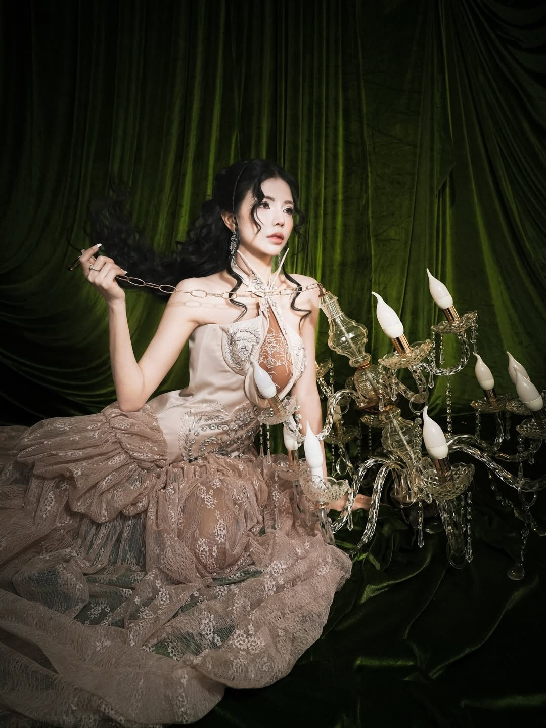 Gắn liền với Liên Minh Huyền Thoại và đội ngũ VETV, Mai Dora đảm nhận vai trò MC phỏng vấn tuyển thủ, kết nối khán giả với không khí sôi động của giải đấu.