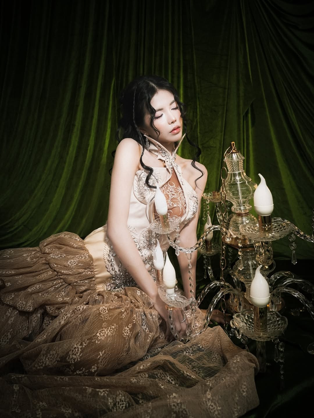 Nhan sắc của Mai Dora trong bộ ảnh cũng nhận nhiều lời khen. Gương mặt xinh xắn với đường nét hài hòa, đôi mắt to tròn và thần thái tự tin giúp cô nổi bật giữa không gian phông nền xanh đậm mang hơi hướng cổ điển.