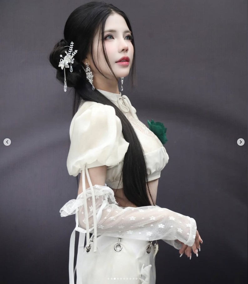 Song song với công việc MC Esports, Mai Dora còn hoạt động mạnh mẽ với vai trò streamer, KOL và người mẫu ảnh.