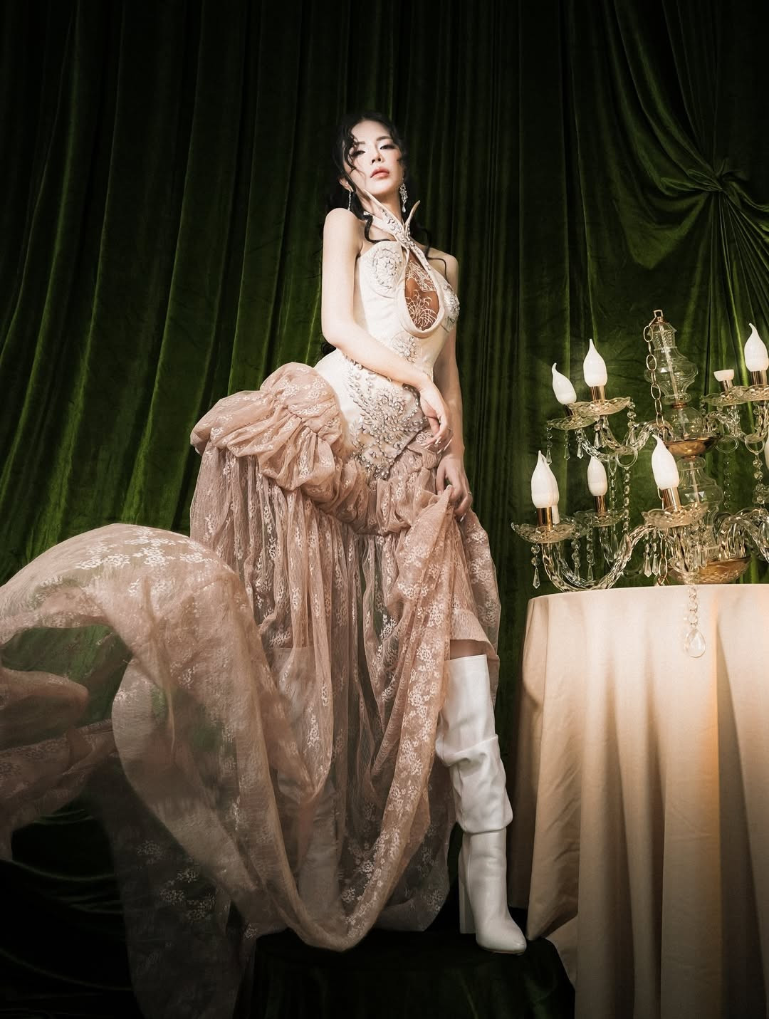 Kiểu tóc uốn nhẹ, buông lơi cùng layout trang điểm trong veo nhưng sắc sảo càng làm tôn vẻ đẹp nữ tính pha chút quyến rũ trưởng thành của nữ MC sinh năm 1995.