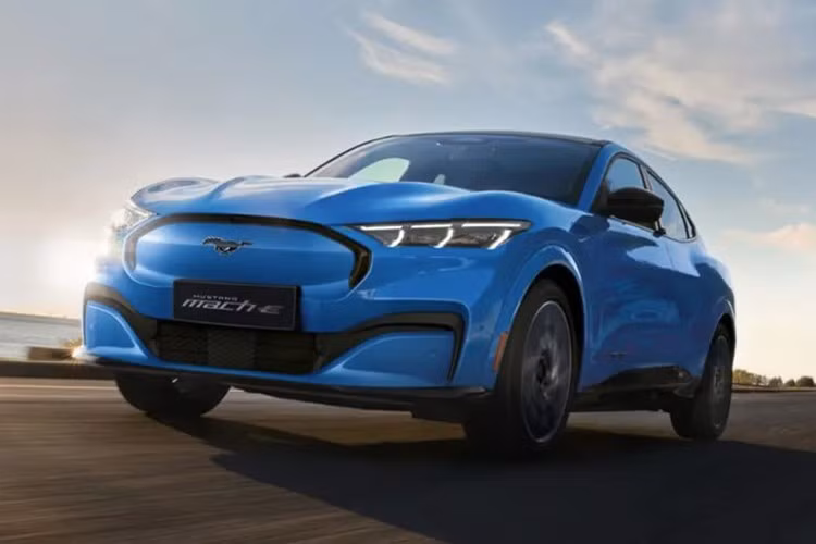 Tại Philippines, Ford Mustang Mach-E có giá bán lẻ từ 3.499.000 PHP (tương đương khoảng 1,6 tỷ đồng), với các màu sơn tùy chọn gồm: Glacier Grey, Star White, Shadow Black, Velocity Blue và Grabber Yellow.