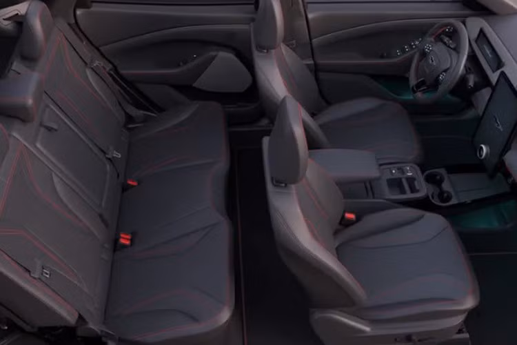 Dung tích khoang hành lý phía sau là 402 lít, mở rộng lên 1.420 lít khi gập hàng ghế sau. Xe còn có thêm khoang chứa đồ phía trước dung tích 80 lít.