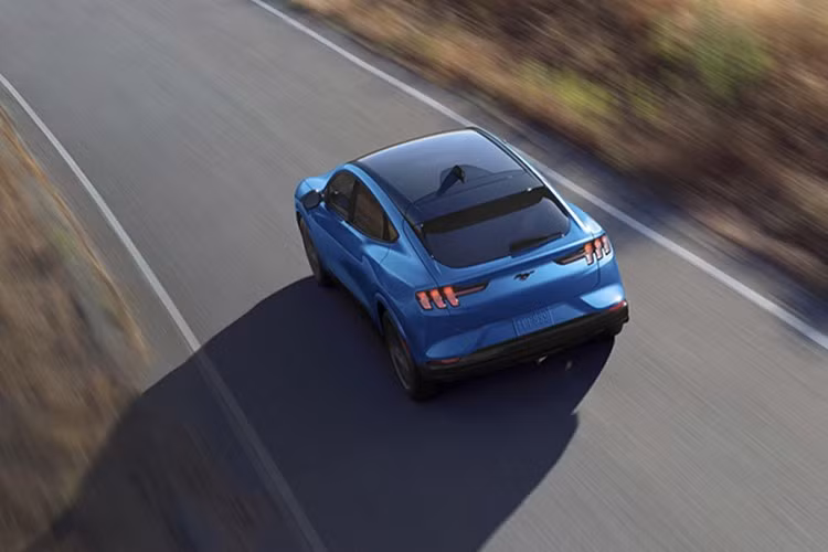 Mustang Mach-E cũng được trang bị đầy đủ các hệ thống hỗ trợ lái tiên tiến như: cảnh báo va chạm, hỗ trợ phanh khi lùi, cảnh báo điểm mù, cảnh báo phương tiện cắt ngang phía sau, giữ làn đường, ga tự động thích ứng và giám sát tình trạng người lái.