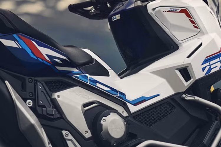 Ngoài ra, Honda X-ADV 2026 thế hệ mới còn được làm mới về mặt thẩm mỹ với màu sơn thân xe mới và đặc biệt là ưu tiên sử dụng vật liệu thân thiện với môi trường, phản ánh cam kết phát triển bền vững của hãng.