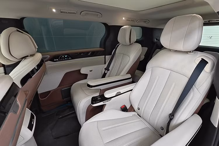 Các trang bị tiện nghi nổi bật gồm màn hình trung tâm nổi 15.6 inch, bảng đồng hồ và màn hình hành khách đều có kích thước 12.3 inch. Ngoài ra, xe còn được trang bị bàn làm việc gập, tủ lạnh và màn hình trần xe.