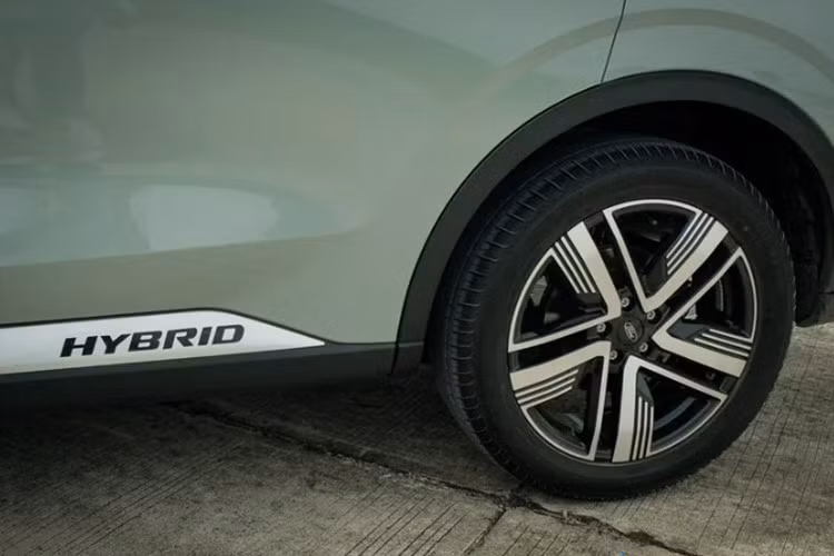 Kích thước tổng thể dài x rộng x cao lần lượt là 4.685 x 1.935 x 1.706 mm, khoảng sáng gầm 185 mm và chiều dài cơ sở 2.726 mm. Mâm xe có hai lựa chọn: 18 inch (bản Trend) hoặc 19 inch (bản Titanium X).