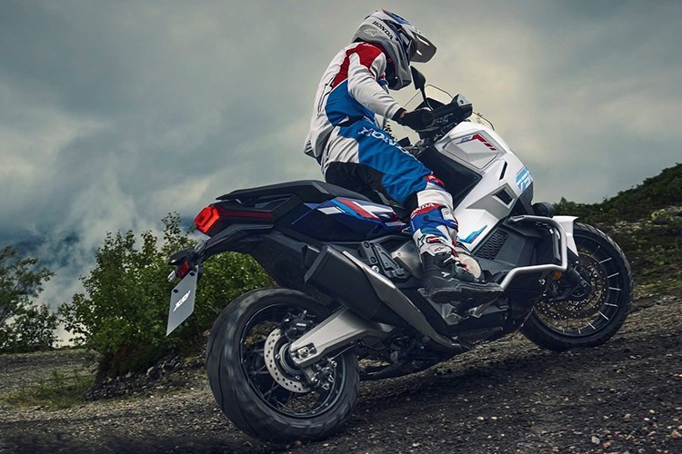 Đi kèm với đó là hệ thống giảm xóc trước hành trình ngược đường kính 41mm và phía sau là giảm xóc Pro-Link kết hợp gắp nhôm. Xe cũng được đảm bảo an toàn bởi hệ thống phanh đĩa kép heo phanh 4 piston dạng radial và phanh đĩa đơn sau kèm hệ thống ABS kênh đôi an toàn.