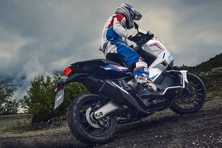 Đi kèm với đó là hệ thống giảm xóc trước hành trình ngược đường kính 41mm và phía sau là giảm xóc Pro-Link kết hợp gắp nhôm. Xe cũng được đảm bảo an toàn bởi hệ thống phanh đĩa kép heo phanh 4 piston dạng radial và phanh đĩa đơn sau kèm hệ thống ABS kênh đôi an toàn.