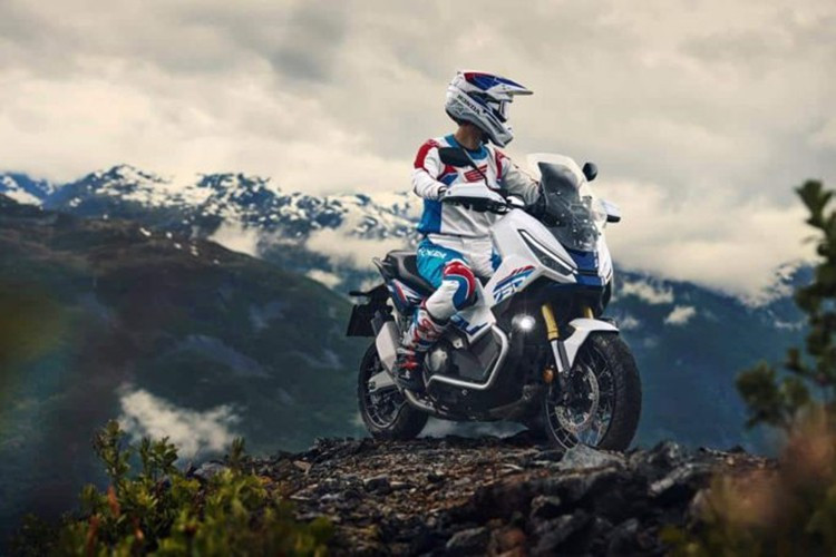 Tại thị trường châu Âu, Honda X-ADV 2026 có giá dự kiến khoảng 11.249 bảng Anh (tương đương 360 triệu đồng), trong khi phiên bản Special Edition cao cấp hơn, dự kiến từ 12.499 bảng Anh (khoảng 400 triệu đồng). Tại Việt Nam, giá xe Honda X-ADV bản cũ dao động từ 450-500 triệu đồng.