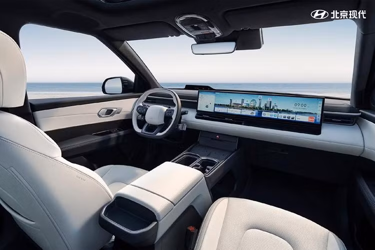 Không chỉ chú trọng đến hiệu suất, EO còn được trang bị nền tảng công nghệ thông minh. Xe tích hợp hệ thống hỗ trợ lái bán tự động Haomo.ai với khả năng điều khiển cấp độ L2+, mang đến trải nghiệm vận hành an toàn, tiện nghi trong môi trường đô thị hiện đại.