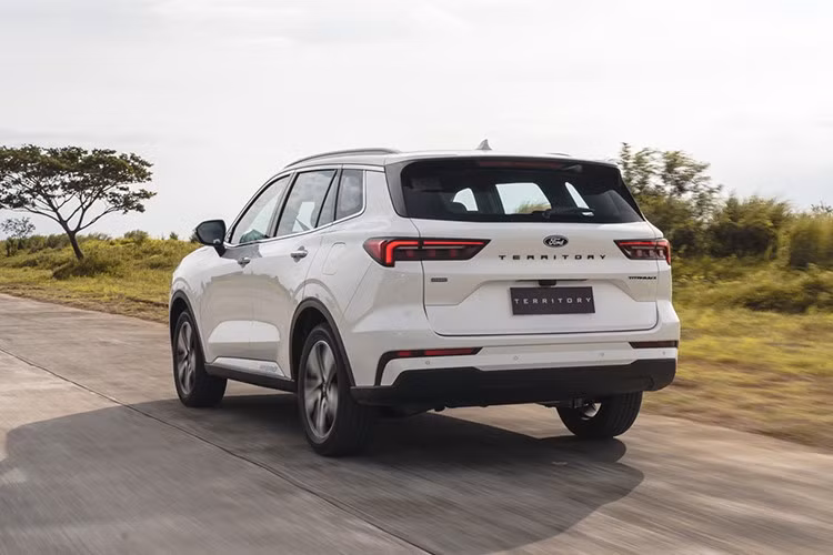 Thay vì hộp số ly hợp kép 7 cấp, Territory Hybrid dùng hộp số hybrid chuyên dụng 2 cấp (DHT), cho phép chuyển đổi linh hoạt giữa các chế độ vận hành như chạy điện ( EV), nối tiếp (Series), song song (Parallel) và tái tạo năng lượng.