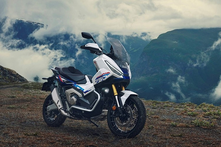 Honda đã chính thức giới thiệu mẫu X-ADV 2026 – một chiếc xe tay ga phân khối lớn mang phong cách phiêu lưu (Adventure Scooter) với thiết kế và định hướng hoàn toàn khác biệt. Kể từ lần đầu tiên ra mắt vào năm 2017, X-ADV không đơn thuần chỉ là một chiếc tay ga, mà là mẫu xe đã tái định nghĩa lại ngành công nghiệp xe hai bánh nhờ khái niệm "SUV hai bánh".
