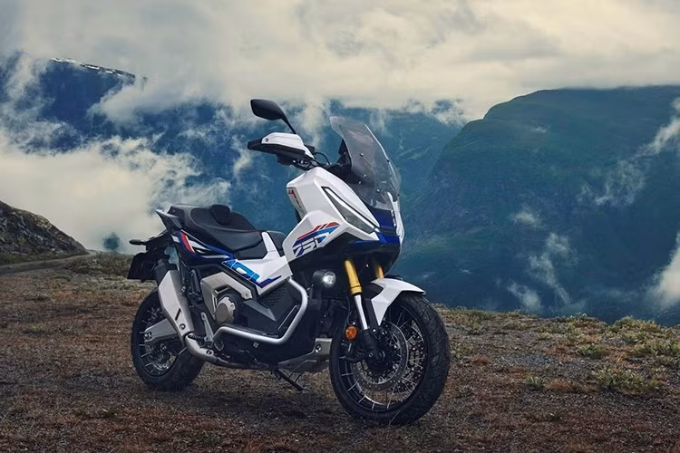 Honda đã chính thức giới thiệu mẫu X-ADV 2026 – một chiếc xe tay ga phân khối lớn mang phong cách phiêu lưu (Adventure Scooter) với thiết kế và định hướng hoàn toàn khác biệt. Kể từ lần đầu tiên ra mắt vào năm 2017, X-ADV không đơn thuần chỉ là một chiếc tay ga, mà là mẫu xe đã tái định nghĩa lại ngành công nghiệp xe hai bánh nhờ khái niệm "SUV hai bánh".