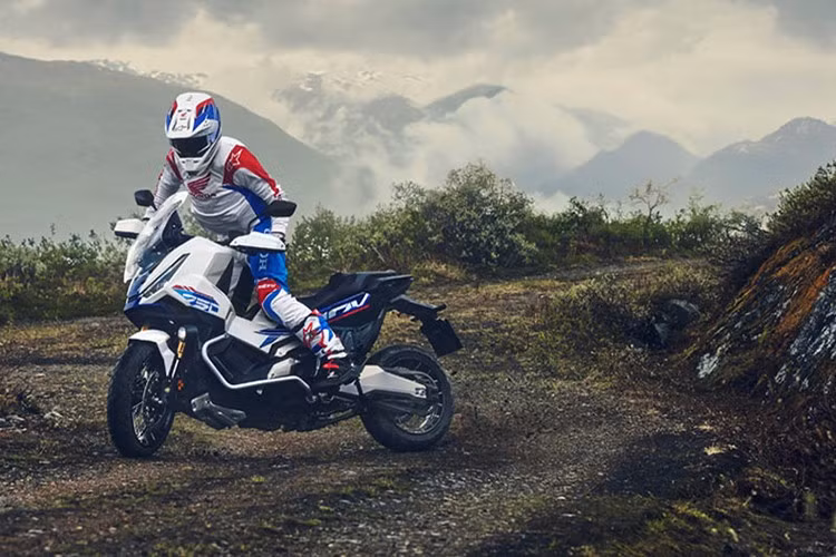 Các trang bị hiện đại vẫn bao gồm: màn hình TFT, hệ thống kết nối Honda RoadSync, Ride-by-Wire, các chế độ lái phù hợp mọi loại địa hình, khung sườn xe dạng thép ống kim cương...