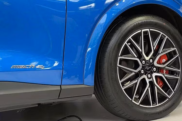 Lưới tản nhiệt của xe dạng kín khí động học, mâm hợp kim 19 inch, cửa sổ trời toàn cảnh, gạt mưa tự động và cốp điện rảnh tay. Tay nắm cửa được thay bằng hệ thống mở cửa điện tử E-Latch.