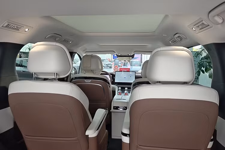 Về vận hành, BYD M9 trang bị hệ thống hybrid sạc điện DM 5.0, kết hợp động cơ xăng tăng áp 1.5L công suất 154 mã lực và mô-tơ điện 200kW.