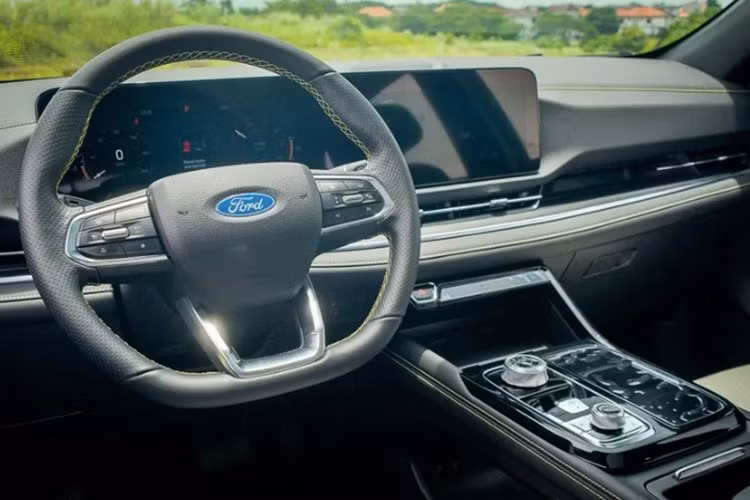 Nội thất không thay đổi nhiều so với bản xăng, tiếp tục theo phong cách tối giản. Trung tâm bảng điều khiển là màn hình cảm ứng 12 inch, hỗ trợ Android Auto và Apple CarPlay không dây. Màn hình này cũng có giao diện theo dõi trạng thái hệ hybrid.