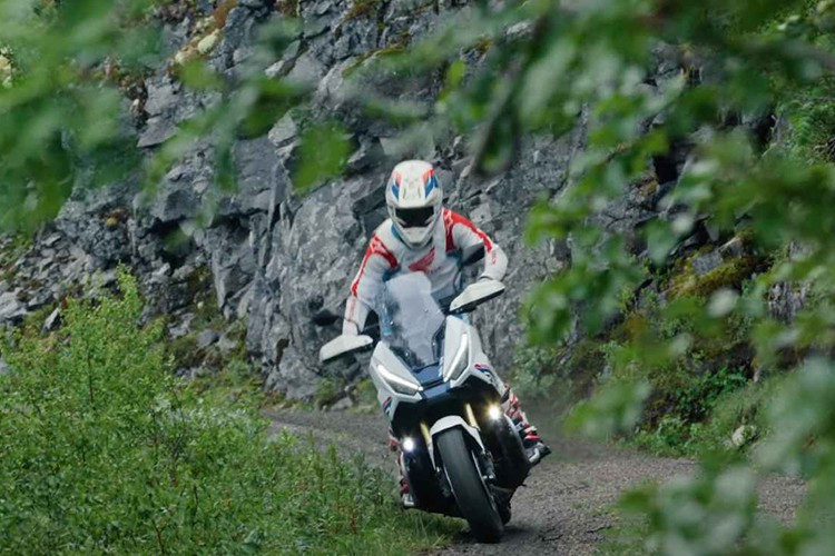 Honda X-ADV 2026 vẫn sử dụng khối động cơ 2 xi-lanh thẳng hàng dung tích 745cc. Xe có thể đạt công suất cực đại 56,6 mã lực và sử dụng hộp số DCT 6 cấp tương tự thế hệ trước.