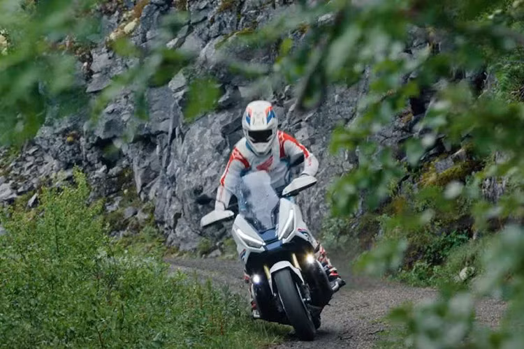 Honda X-ADV 2026 vẫn sử dụng khối động cơ 2 xi-lanh thẳng hàng dung tích 745cc. Xe có thể đạt công suất cực đại 56,6 mã lực và sử dụng hộp số DCT 6 cấp tương tự thế hệ trước.