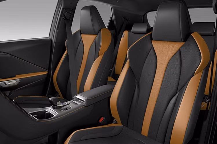 Đáng chú ý, mẫu xe Lexus LBX Morizo RR Original Edition phiên bản đặc biệt này không sử dụng hệ truyền động hybrid và hộp số eCVT như bản LBX tiêu chuẩn, cho thấy định hướng hiệu suất cao rõ rệt của Lexus.