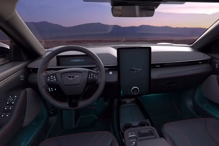 Khoang cabin sử dụng ghế bọc chất liệu giả da ActiveX, ghế trước chỉnh điện 10 hướng, bảng đồng hồ kỹ thuật số 10,2 inch, màn hình trung tâm 15,5 inch tích hợp hệ điều hành SYNC 4A. Hệ thống giải trí hỗ trợ điều khiển giọng nói, kết nối không dây Apple CarPlay/Android Auto, dàn âm thanh 10 loa Bang &amp; Olufsen, sạc không dây và điều hòa hai vùng độc lập.