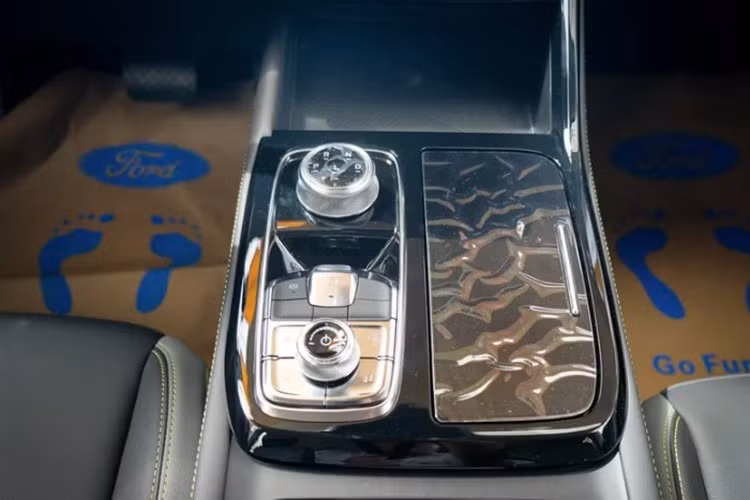 Trang bị tiêu chuẩn bao gồm: điều hòa hai vùng độc lập, cửa gió hàng ghế sau, ghế bọc da, hàng ghế sau gập 60:40 và hệ thống âm thanh Arkamys. Cách âm được cải thiện nhờ kính chắn gió trước loại chống ồn.