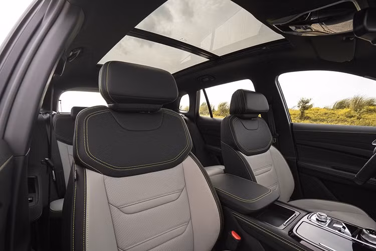 Phiên bản Titanium X có thêm cụm đồng hồ kỹ thuật số 12 inch (bản Trend dùng loại 7 inch), ghế lái chỉnh điện, sạc không dây, cổng sạc USB-C công suất 27W cho hàng ghế sau và cốp sau đóng/mở rảnh tay.