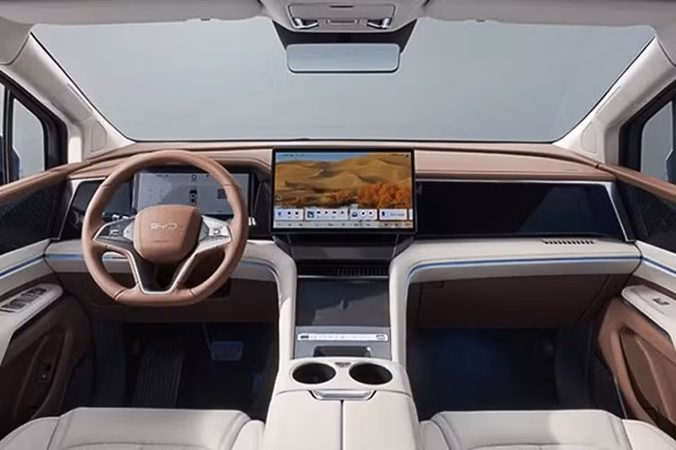 Bên trong cabin, M9 được áp dụng ngôn ngữ thiết kế “Dynasty” mới nhất của BYD. Tại các thị trường khác nhau, chiếc xe sở hữu nội thất hai tông màu như nâu-be hoặc xanh-be.