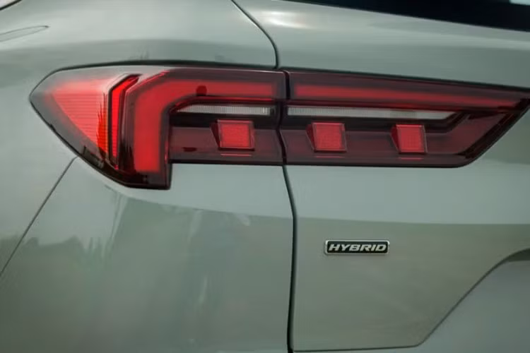 Ngoại thất của mẫu xe SUV cỡ C - Ford Territory Hybrid 2026 cũng được bổ sung lưới tản nhiệt mới, cản trước tinh chỉnh và cụm đèn hậu LED kéo dài toàn chiều ngang.