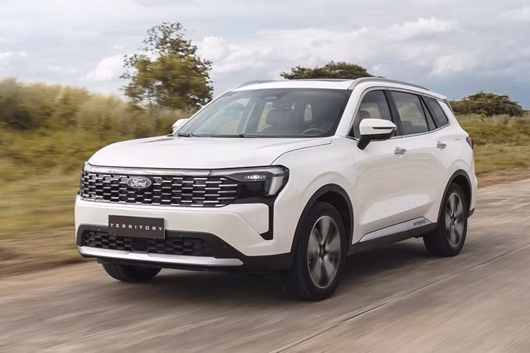 Ford Territory Hybrid 2026 có giá bán tại Philippines từ 1.399.000 PHP (tương đương 645 triệu đồng) cho bản Trend và 1.599.000 PHP (737 triệu đồng) cho bản Titanium X. Xe có 5 màu tùy chọn: Blue Panther, Crystal Pearl White, Oasis Green, Panther Black và Star White.