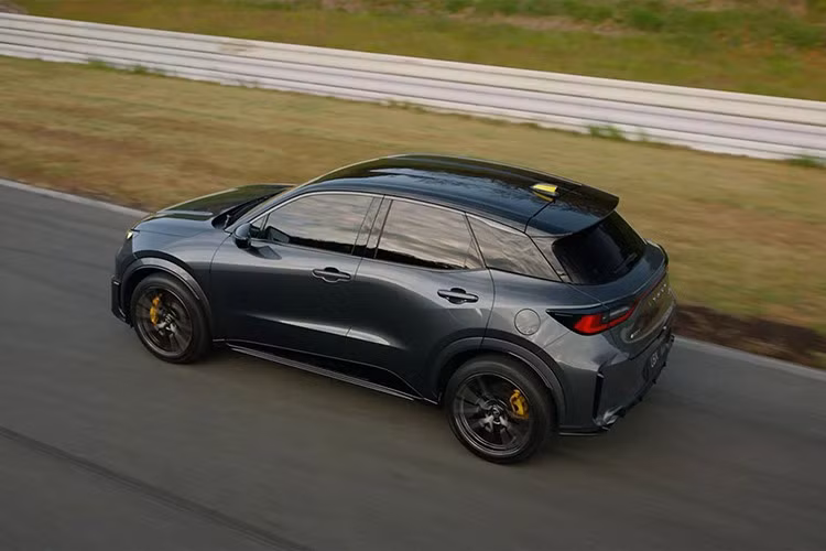 Lexus LBX Morizo RR Original Edition nổi bật với ngoại thất màu xám ánh kim Sonic Chrome độc quyền, kết hợp cùng các chi tiết màu vàng nổi bật tại cản trước và cùm phanh.