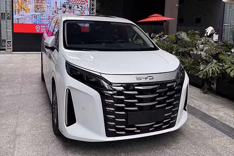 Mới đây, một chiếc BYD M9 đã bất ngờ xuất hiện tại Việt Nam, địa điểm xuất hiện của chiếc MPV plug-hybrid này là ở Quận 7 (Tp.HCM). Nhiều khả năng, trong thời gian tới mẫu xe này sẽ được ra mắt tại Việt Nam.