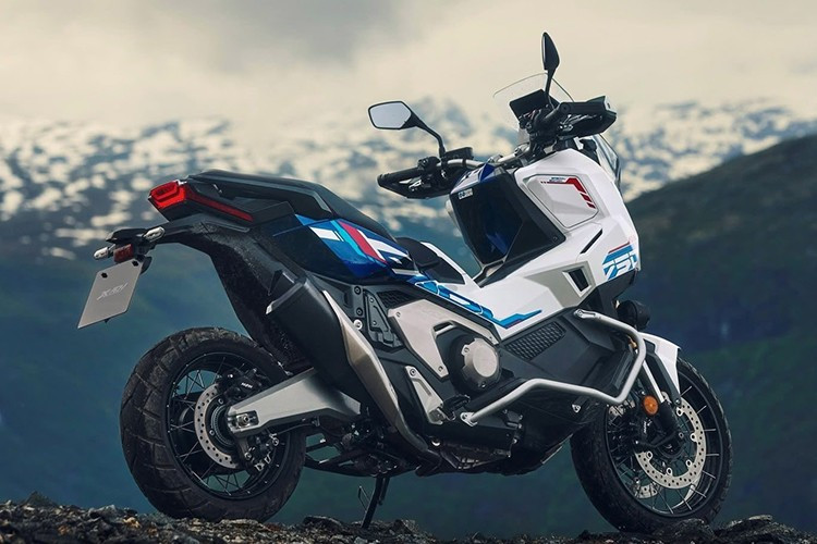 Mẫu xe Honda X-ADV đã nhanh chóng trở thành một trong những dòng xe bán chạy nhất của Honda tính đến thời điểm hiện tại. Ở phiên bản 2026, Honda vẫn giữ nguyên bản sắc đặc trưng của dòng xe này – đó là sự kết hợp giữa tính linh hoạt, tiện dụng của xe tay ga với sức mạnh và khả năng vận hành của một chiếc mô tô địa hình thực thụ.