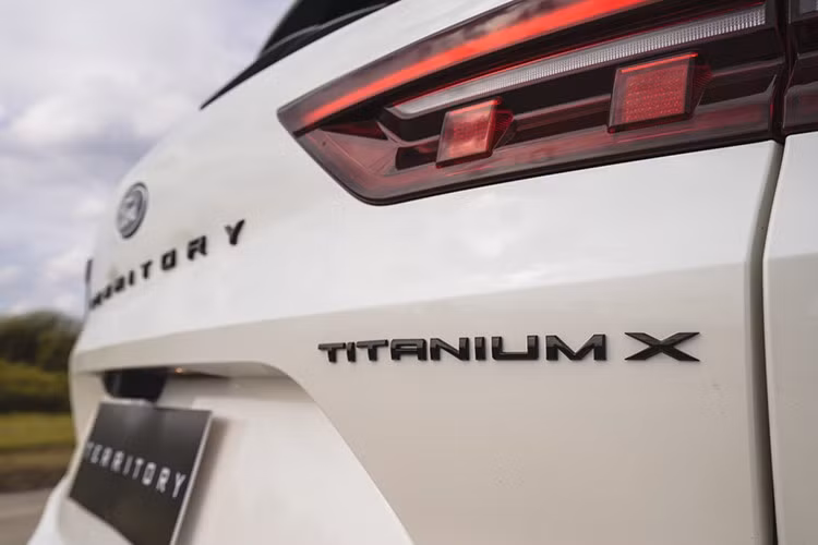 Theo công bố từ nhà sản xuất, xe có khả năng tăng tốc 0–100 km/h trong 8,5 giây. Ford trang bị cho Territory Hybrid ba chế độ lái (Eco, Normal, Sport) cùng ba chế độ trợ lực lái tương ứng, cho phép người dùng điều chỉnh phù hợp với điều kiện vận hành.