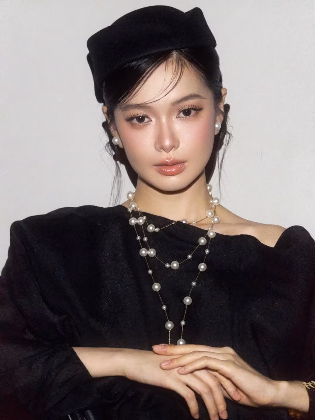 Mỗi góc chụp đều toát lên vẻ đẹp trưởng thành, dịu dàng nhưng lạnh lùng, khiến cô trở nên nổi bật như một nàng thơ bước ra từ tạp chí thời trang.