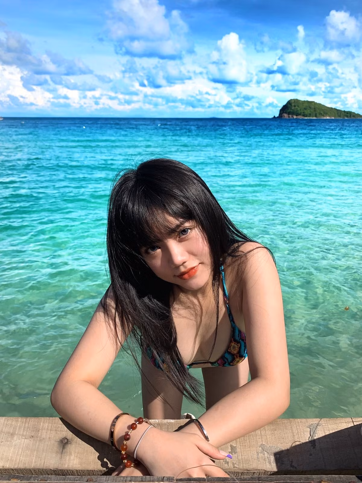 Ngay thời điểm đang vô cùng nổi tiếng, Bảo Hân Helia quyết định tạm gác lại mọi thứ và lên đường sang Úc du học. Cô cũng đã gặp gỡ nam streamer Dev Nguyễn tại đây.