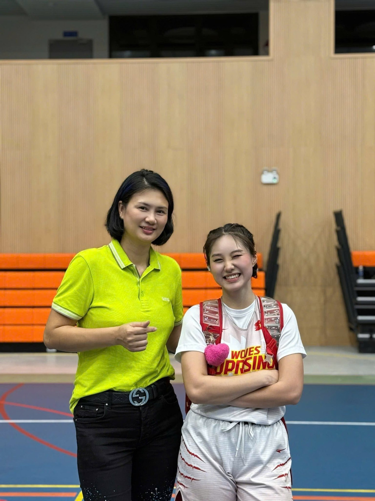 Con gái Kim Huệ nữ tính khi diện đầm hai dây màu kem trong một chuyến đi nghỉ. Huệ Anh ưa thích kiểu tóc dài ngang lưng, uốn xoăn nhẹ.